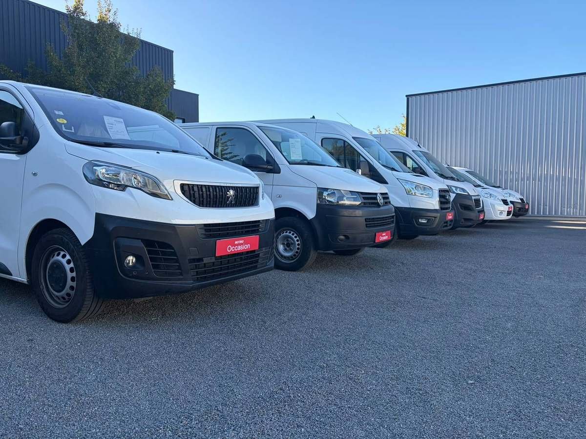 Le parc d'utilitaires d'occasion devant le garage BILNCO
