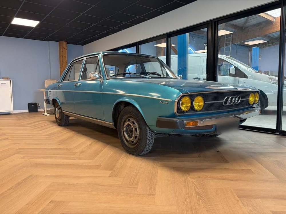 Audi 100 de collection exposée dans le showroom BILNCO