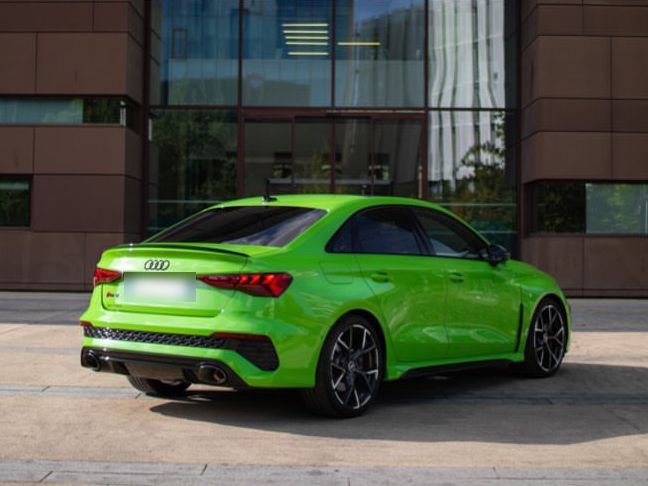 Audi RS3 berline verte vue de trois-quarts arrière