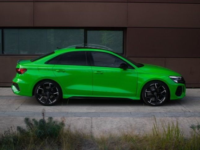 Audi RS3 berline verte vue de profil