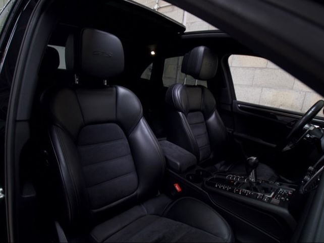 Intérieur cuir noir d'un Porsche Macan GTS