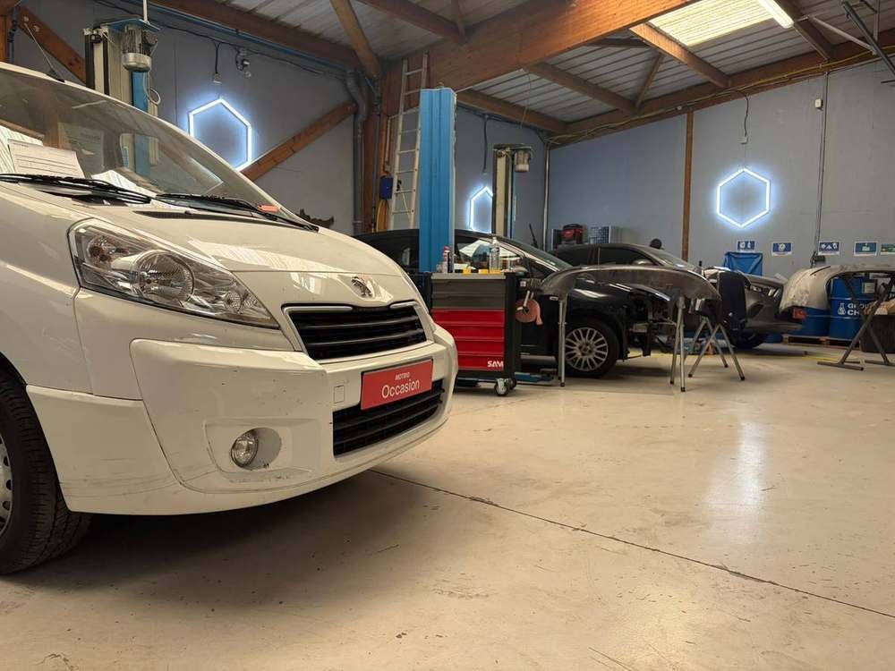 L'atelier mécanique et carrosserie BILNCO, ponts élévateurs et véhicules en cours