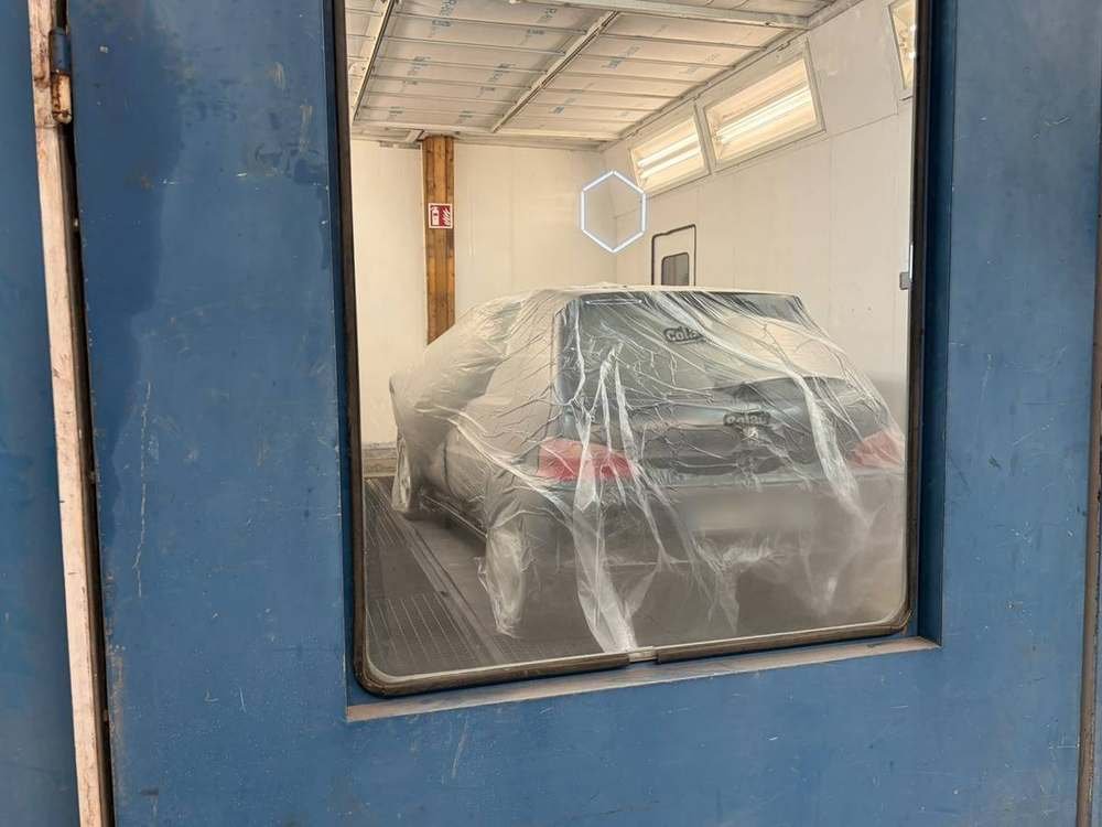 La cabine de peinture BILNCO, véhicule préparé avant peinture Ixell