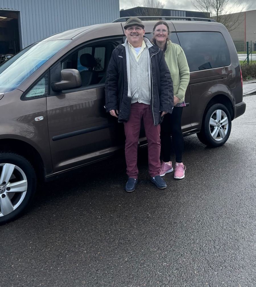 Livraison d'un Volkswagen Caddy 7 places à des clients de Nantes