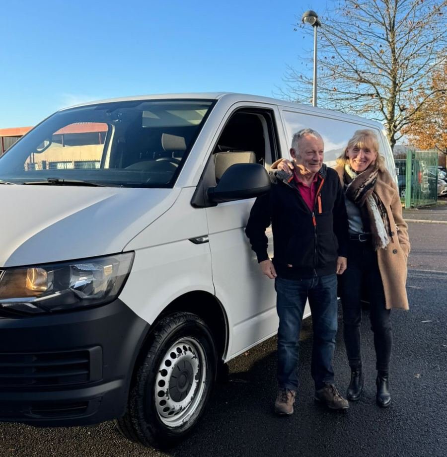 Livraison d'un Volkswagen Transporter à un couple de clients