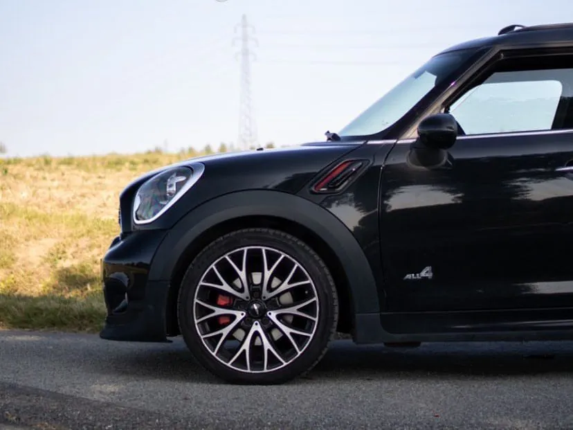 Mini Countryman All4 noire, jantes et étriers rouges