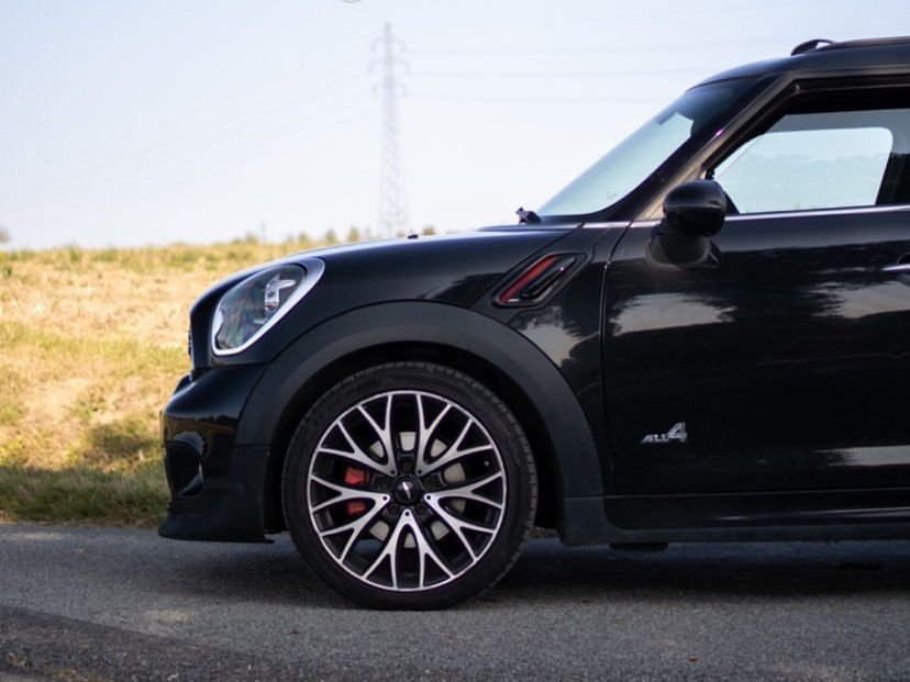 Mini Countryman All4 noire, jantes et étriers rouges