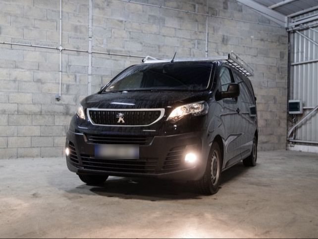 Peugeot Expert noir avec galerie de toit
