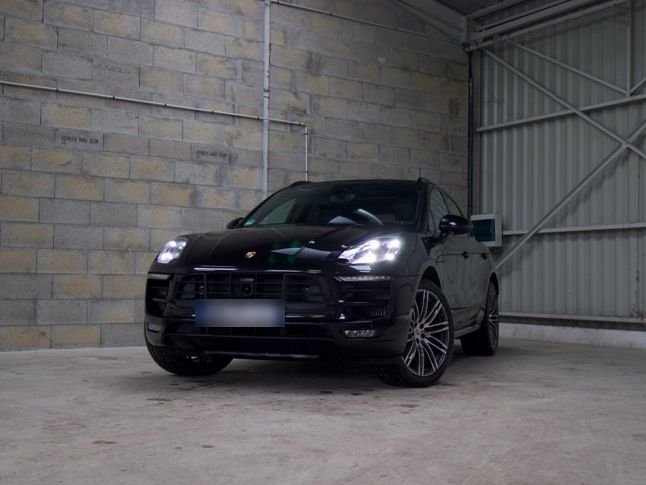 Porsche Macan GTS noir dans l'entrepôt BILNCO