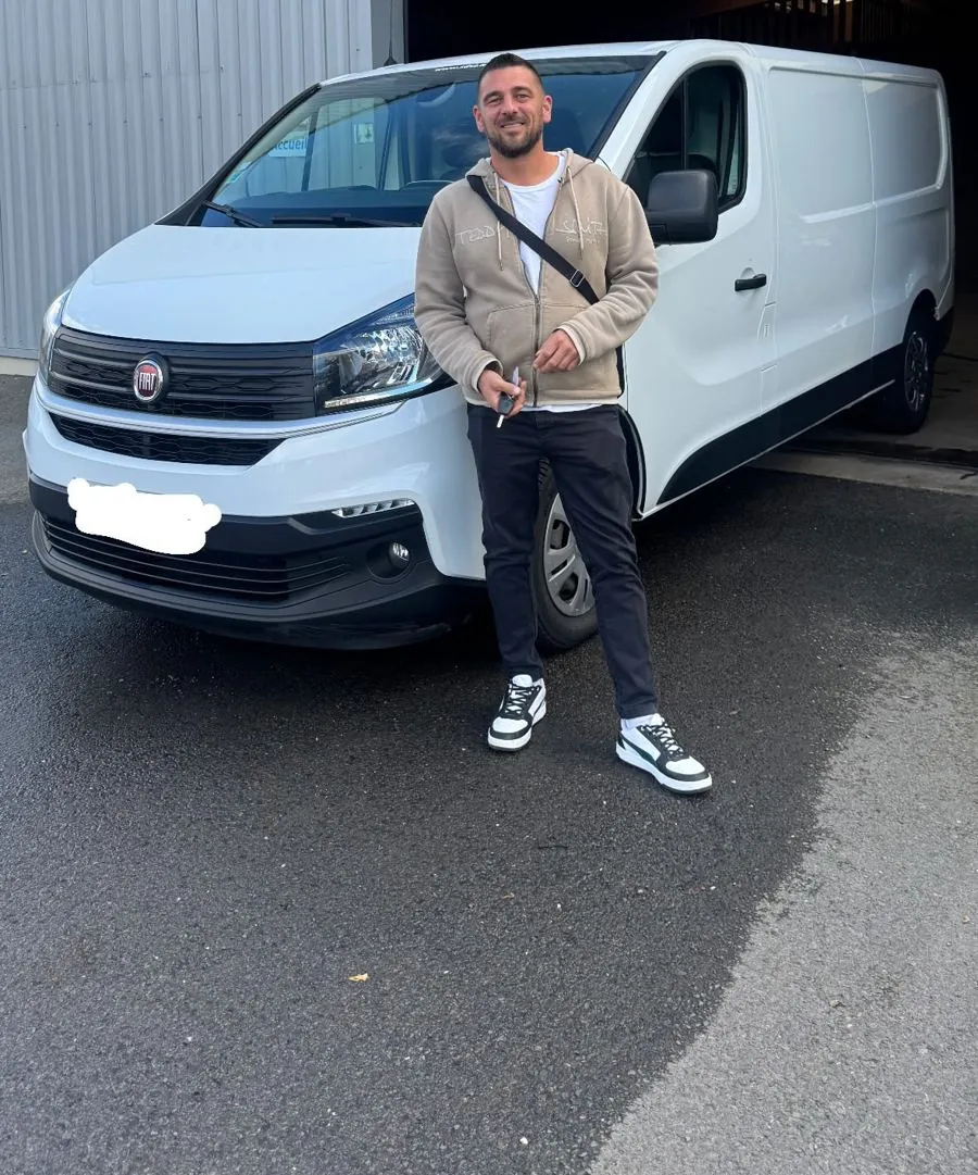 Remise des clés d'un Fiat Talento devant l'atelier BILNCO