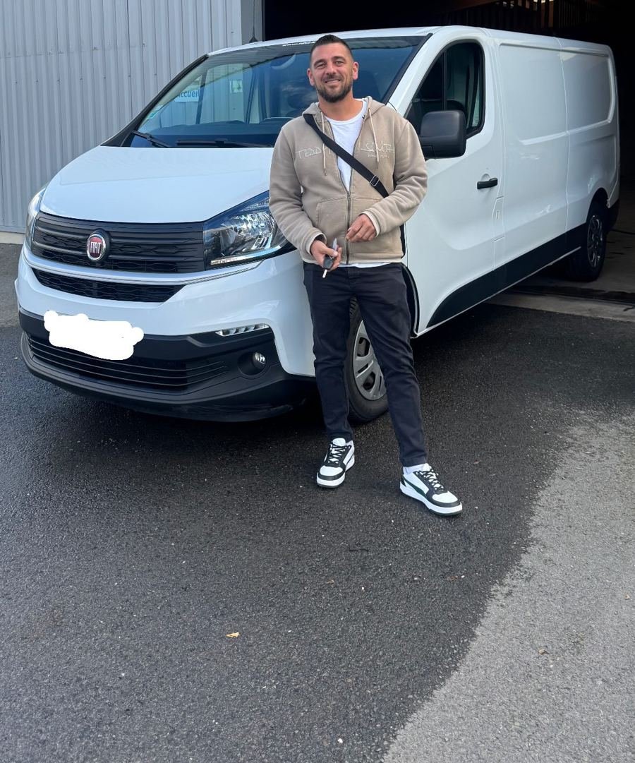 Remise des clés d'un Fiat Talento devant l'atelier BILNCO