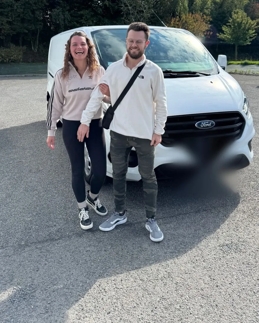 Remise des clés d'un Ford Transit à deux clients devant le garage BILNCO
