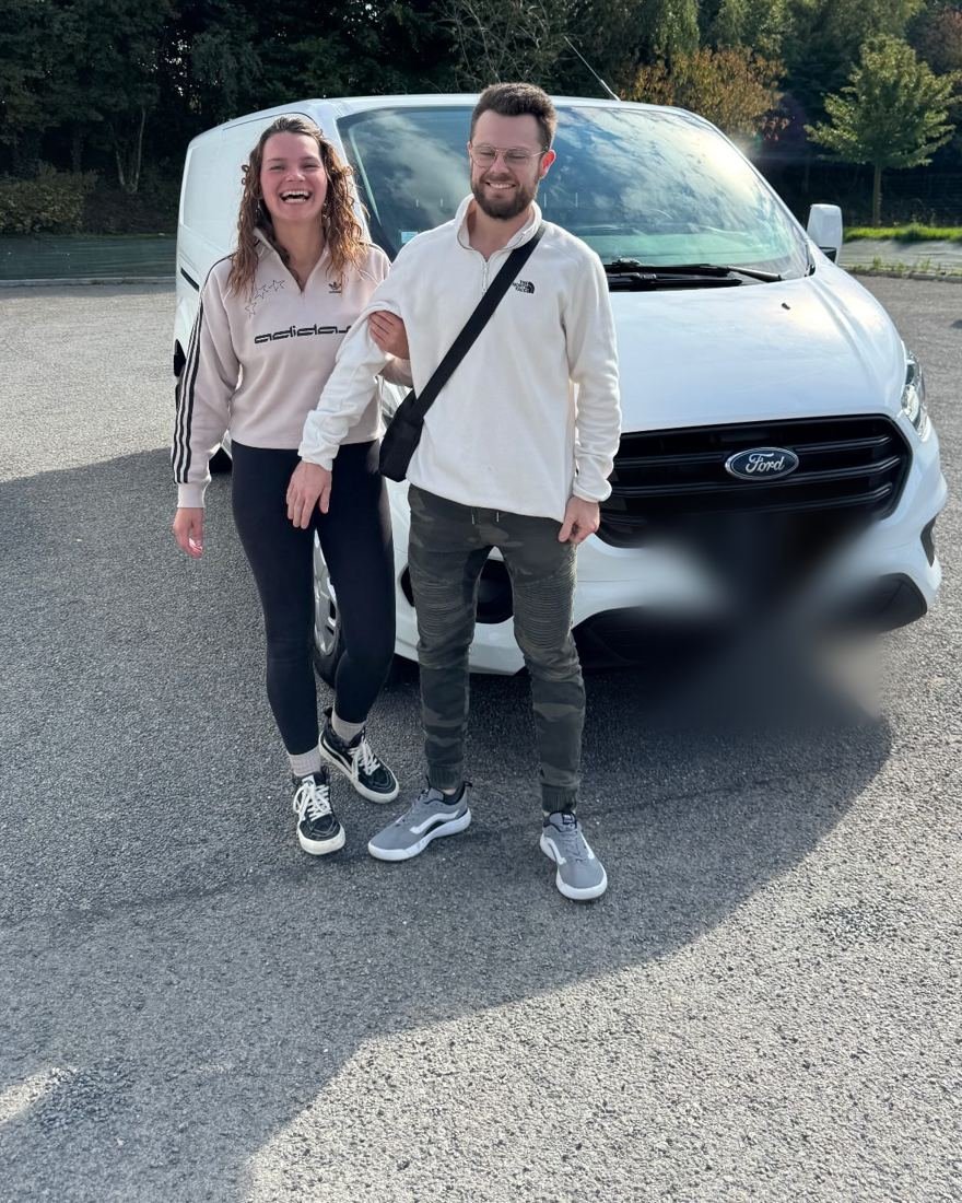 Remise des clés d'un Ford Transit à deux clients devant le garage BILNCO