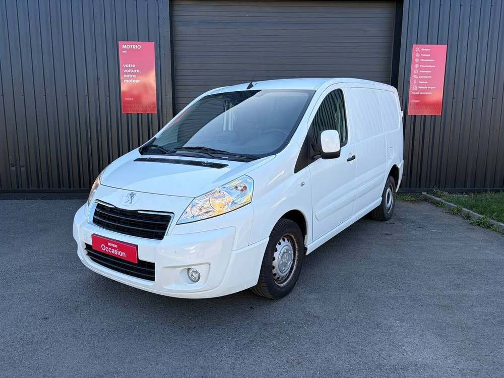 Utilitaire Peugeot Expert d'occasion préparé devant le garage BILNCO Motrio