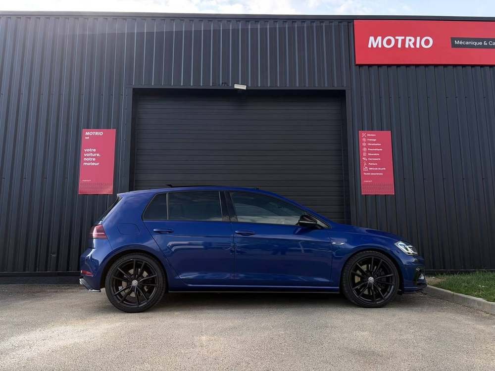 Volkswagen Golf R devant l'atelier BILNCO Motrio