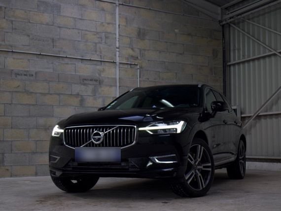 Volvo XC60 noir vu de face