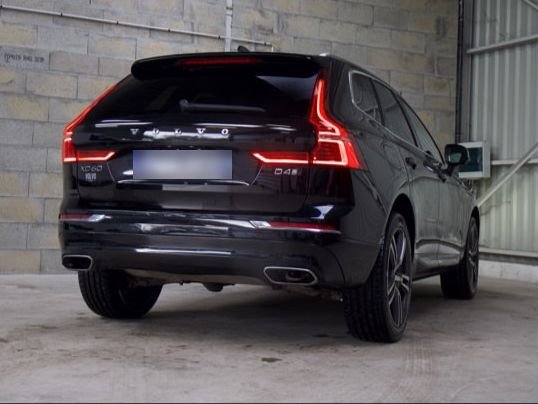 Volvo XC60 noir vu de l'arrière